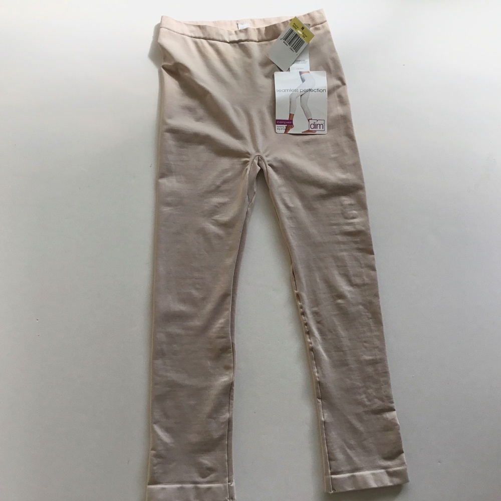 NWT DIM Seamless Perfection Shape Wear MED